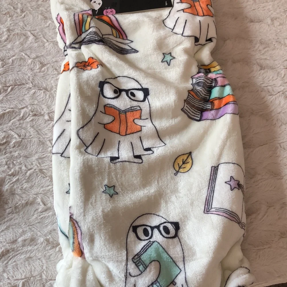 Booville White Soft Throw Blanket with READING GHOSTS Motifs
